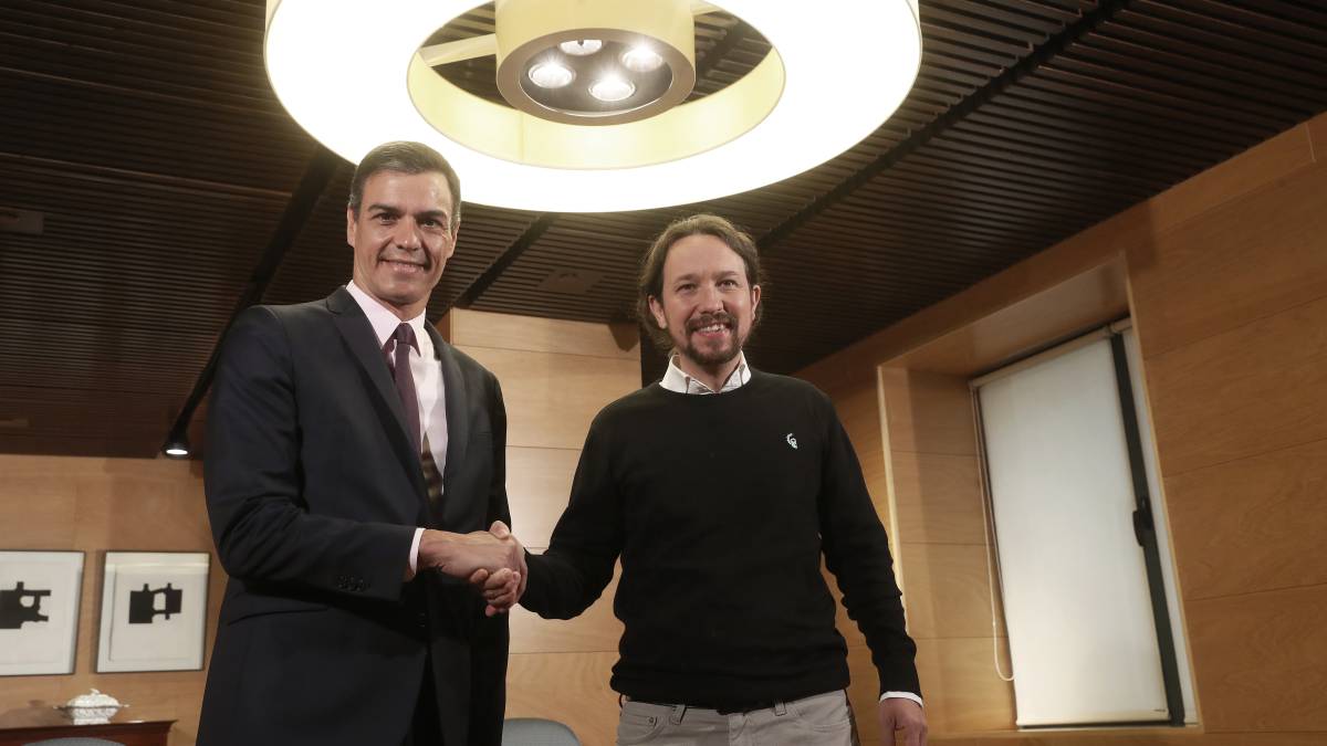 Pedro Sánchez y Pablo Iglesias momentos antes de reunirse el pasdo día 11 en el Congreso.