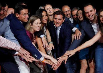 Rivera desafía la presión interna y externa y mantiene el no a Sánchez