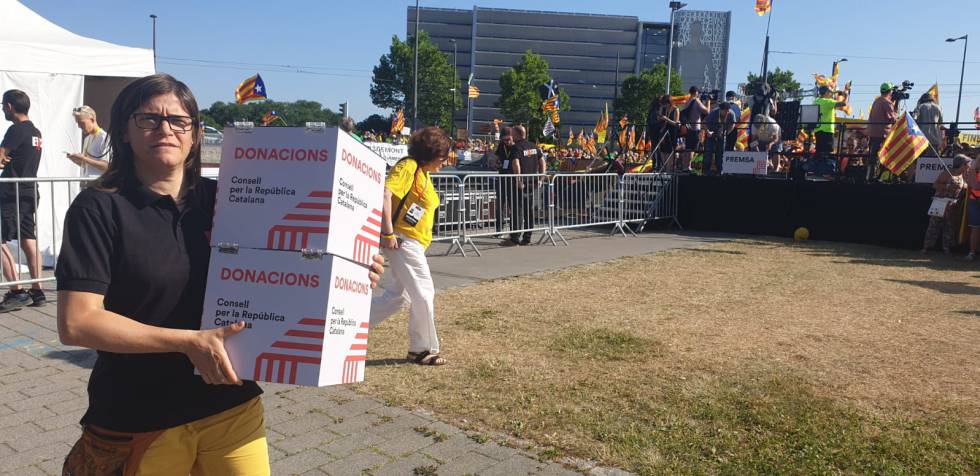 Una voluntaria lleva las cajas para recabar donaciones en la concentración.