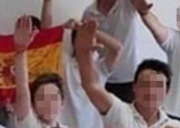 Sancionado un profesor por fotografiar a sus alumnos haciendo el saludo nazi