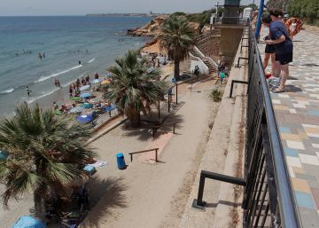 Dos muertos al caer desde una altura de 12 metros cuando se hacían un selfi en una playa de Alicante
