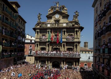 La policía impide que se muestre la ikurriña durante el chupinazo en el balcón del Ayuntamiento