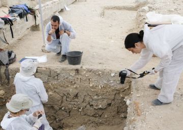 Profanan y roban huesos de una fosa de víctimas del franquismo en el cementerio de Cádiz