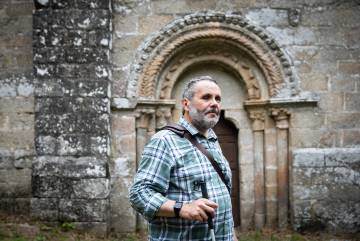 Francisco Almuíña, ante la iglesia románica de Santa María de Pesqueiras (Chantada).