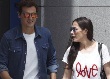 Rivera recibe el alta tras su gastroenteritis y abandona el hospital acompañado de Malú