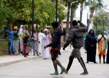 Cincuenta inmigrantes logran saltar la valla de Melilla