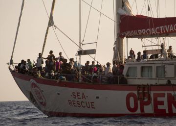 El ‘Open Arms’ pide un puerto seguro para 124 inmigrantes rescatados