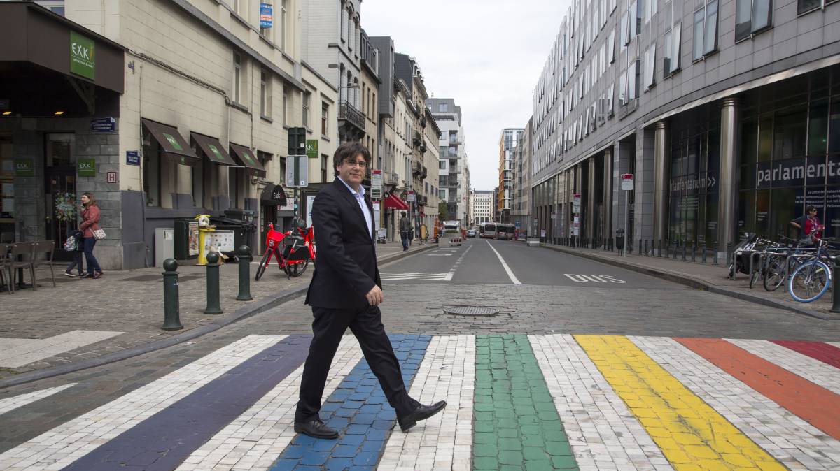 Carles Puigdemont junto al Parlamento Europeo, en Bruselas, el pasado mayo.