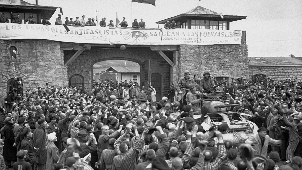 Prisioneros republicanos españoles reciben a las fuerzas americanas el 5 de mayo de 1945, día de la liberación de Mauthausen-Gusen.