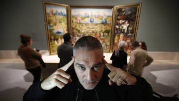 Javier Ibarra, más conocido como Kase.O, ante 'El jardín de las delicias', de El Bosco, en el Museo del Prado.