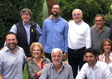 Convit d’estiu a Waterloo amb Puigdemont a la guitarra