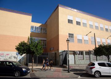 La hermana del presidente de la Junta andaluza obtiene una plaza pública con menos puntos que otra aspirante