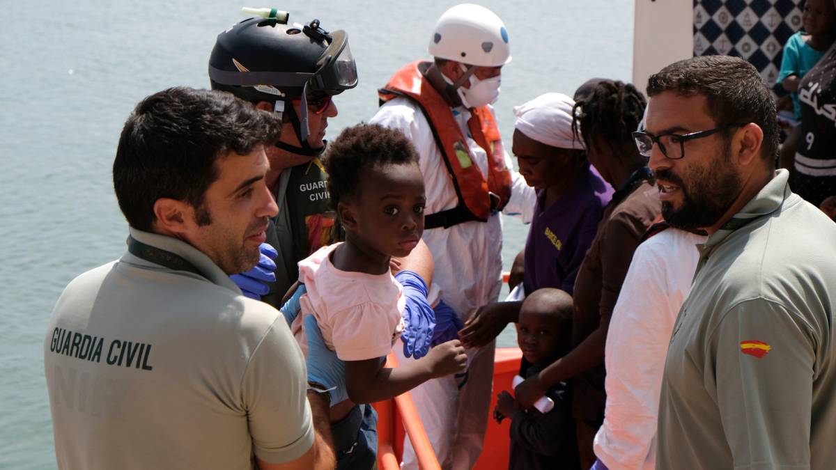 Salvamento Marítimo trasladó ayer a Melilla 35 de las 68 personas que llegaron en patera las islas Chafarinas.