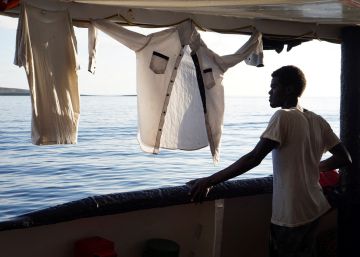 Espanha oferece porto para navio com imigrantes rejeitados pela Itália, mas ONG recusa