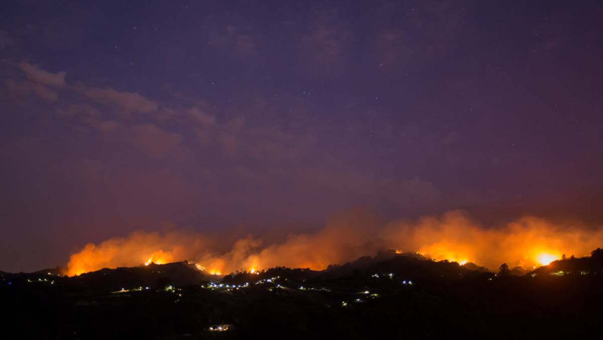 Llamas y humo del incendio vistos desde Moya (Gran Canaria).