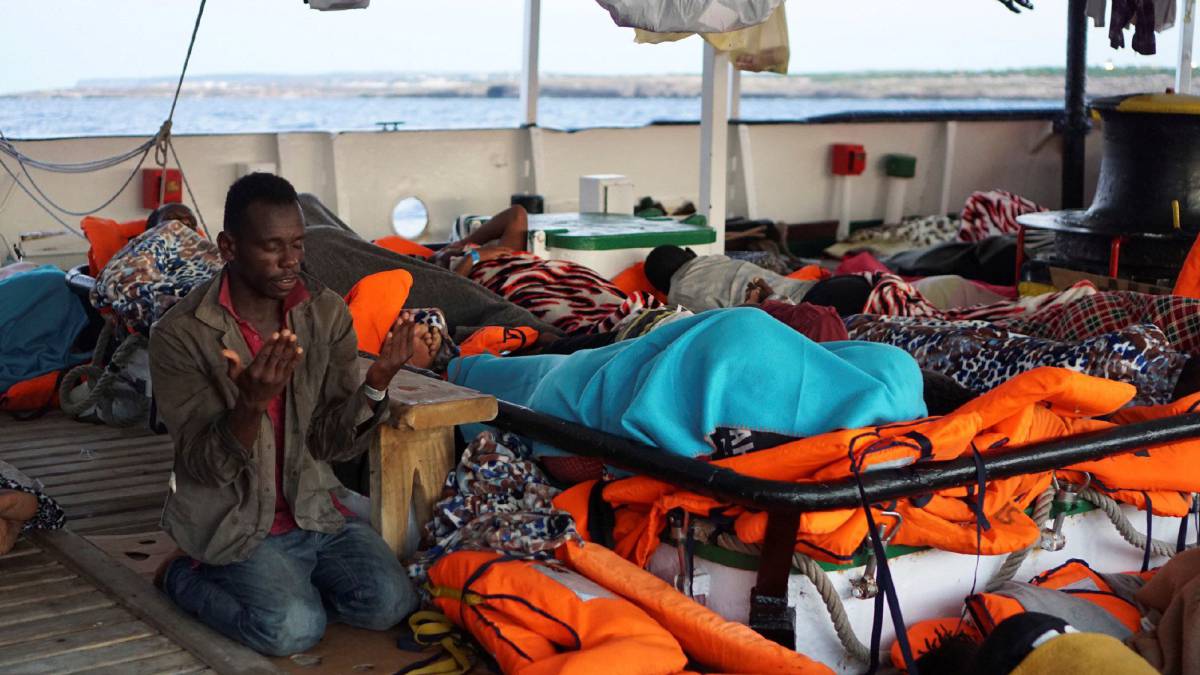 Un migrante reza a primera hora de esta mañana a bordo del Open Arms, fondeado frente a la costa de Lampedusa.