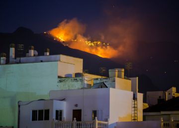 El incendio de Gran Canaria pierde fuerza y no entra en la reserva de Inagua