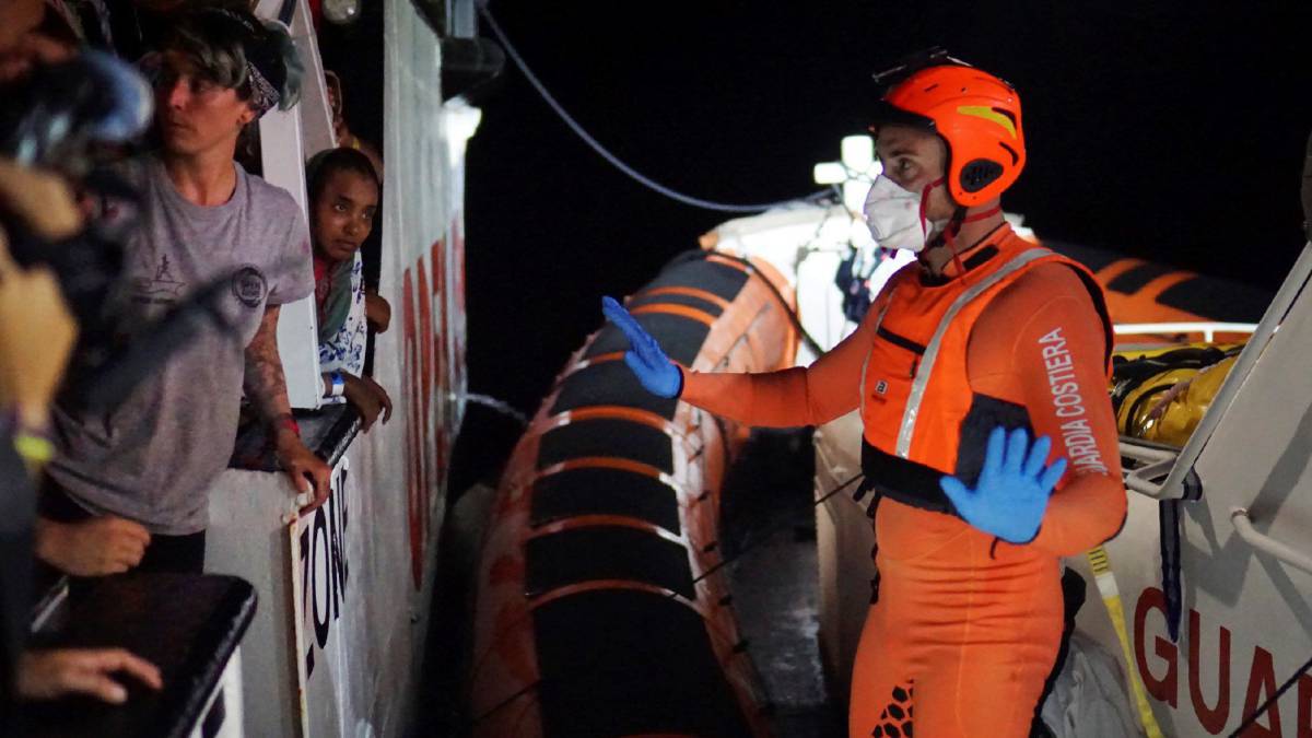 Efectivos de la Guardia Costera proceden a la evacuación de 8 personas