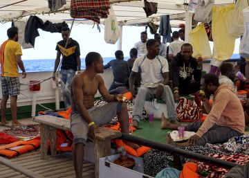 Imigrantes do ‘Open Arms’ desembarcam na Itália por ordem de promotor