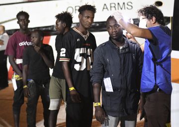 El ‘Open Arms’ desembarca en la isla de Lampedusa tras la orden del fiscal italiano