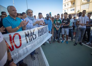 Concentración en Cádiz para pedir a la Junta que no deje en la calle a migrantes.