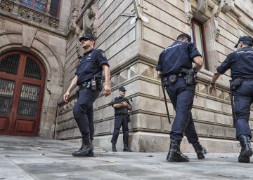 Agentes de la Policía Nacional en la sede del Tribunal Superior de Justicia de Cataluña en 2017