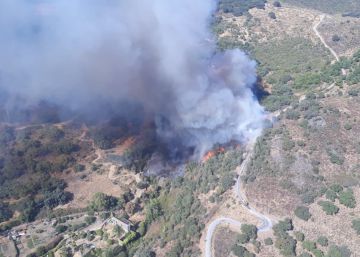 Evacuan un pueblo de 1.800 habitantes de Huelva por un incendio forestal