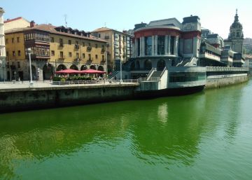 Un grupo contrario al G7 tiñe la ría de Bilbao de verde en señal de protesta
