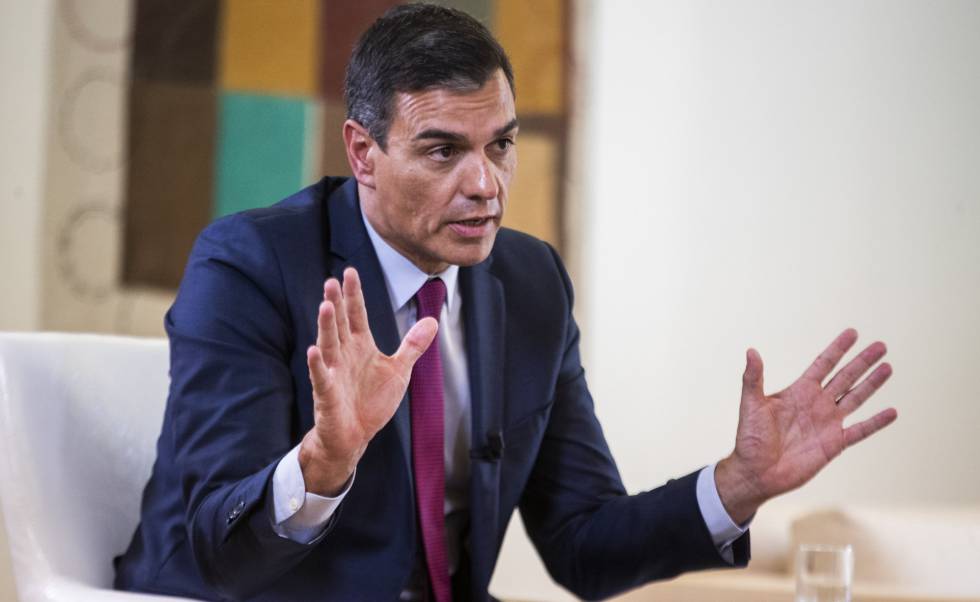 Pedro Sánchez, en su despacho, en un momento de la entrevista.
