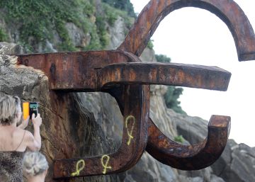 Sant Sebastià i la família Chillida estudien com netejar els llaços grocs de la ‘Pinta del vent’