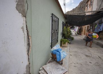 La vida en una calle que se viene abajo