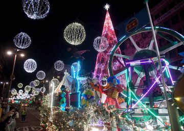 Caballero comienza a instalar el alumbrado navideño en Vigo en pleno verano