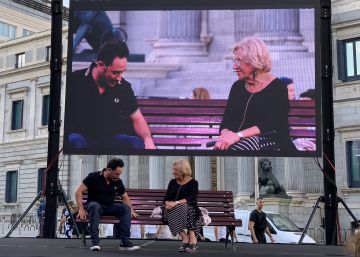 Carmena participa en una campaña de España Global para defender la democracia