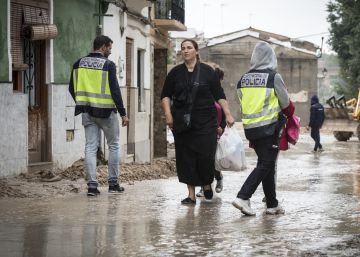 “Até la moto a una reja y se la ha llevado el río”
