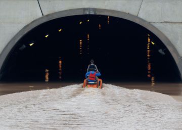 Rescate con moto acuática en un túnel anegado por las lluvias en Alicante