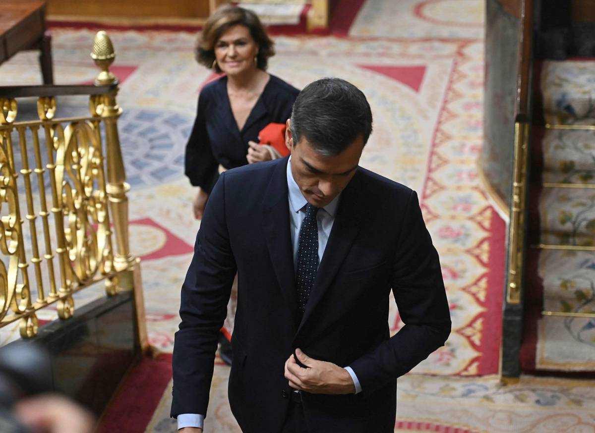 Pedro Sánchez sale del hemiciclo en la última sesión de control al Gobierno.