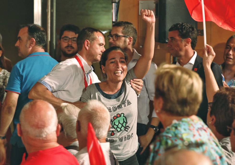 La joven acitivista por la huerta cuando fue desalojada del mitin.