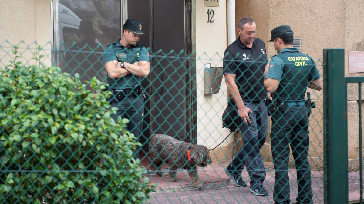 Agentes de la Guardia Civil registran la vivienda de Castro Urdiales donde vivía la mujer detenida.