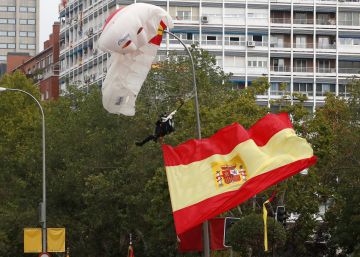 Un paracaidista choca y se queda enganchado en una farola en el desfile del 12 de Octubre