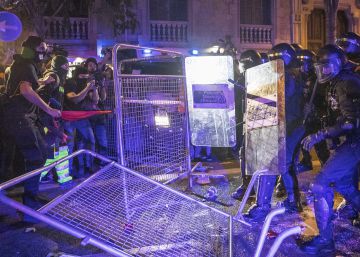 Noite de caos, confrontos e fogo em Barcelona