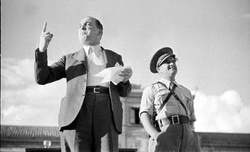 Los Franco batallan ahora por una inhumación con una bandera de España sin escudo
