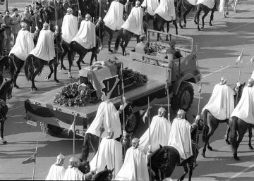 Los Franco batallan ahora por una inhumación con una bandera de España sin escudo