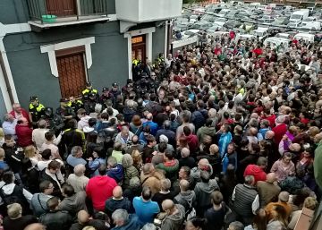 La presión popular desaloja a los okupas que dejaron sin casa a una anciana de 94 años en Portugalete