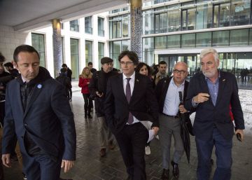 Puigdemont queda libre tras recibir la orden de detención y negarse a ser entregado a España