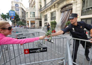 Flores para la Policía Nacional en el campo de batalla Flores para la Policía Nacional en el campo de batalla