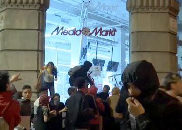 Patinets, mòbils i roba: el pillatge enmig del caos a Barcelona