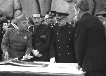 El dictador Francisco Franco en una visita al Valle de los Caídos para revisar los planos de las obras.
