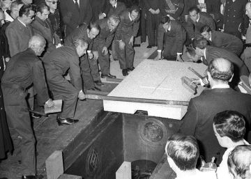Llegada de los restos mortales del dictador, Francisco Franco, desde el Palacio Real al Valle de los Caídos para ser enterrado. En la foto colocación de la losa de granito de 1.500 kg de peso que, luego, fue asegurada y soldada, en 1975.