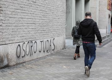 Un grupo franquista realiza pintadas contra la exhumación en varias parroquias de Madrid