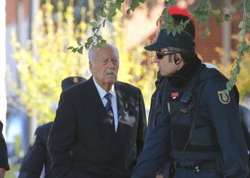 El ex teniente coronel, Antonio Tejero, en el cementerio de Mingorrubio.